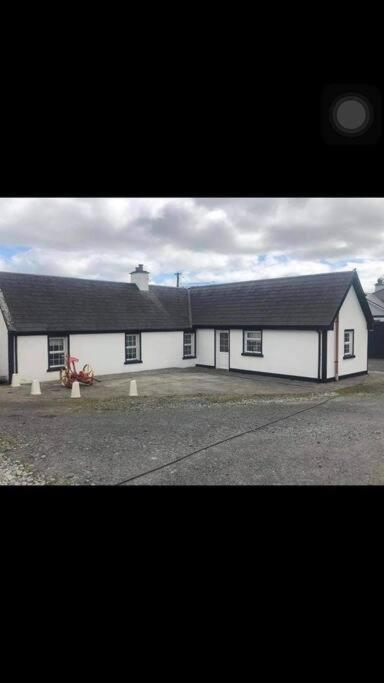 Cheerful 3 Bedroom Country Farm House Ennis Esterno foto